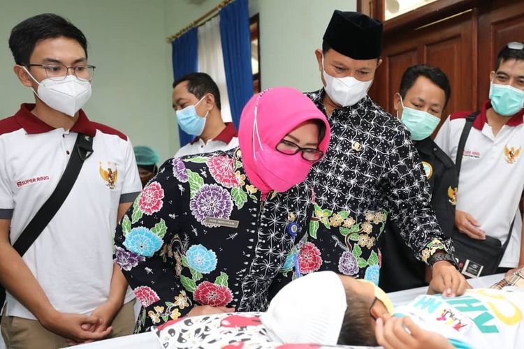 Wali Kota Madiun, Maidi bersama istrinya, Yuni Setyawati sementara menjenguk salah satu anak yang mengikuti program khitan gratis dari Pemkot Madiun beberapa waktu lalu.