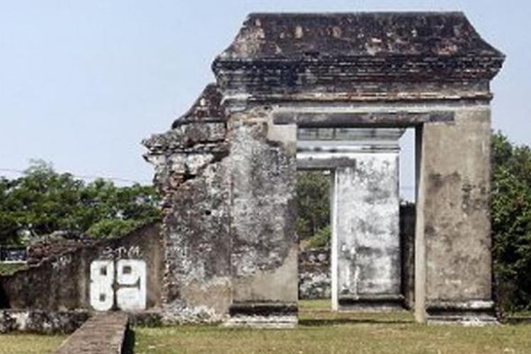 Kondisi Istana Kaibon, situs Banten Lama, di Serang, Banten, yang dicoret-coret dan makin rusak.