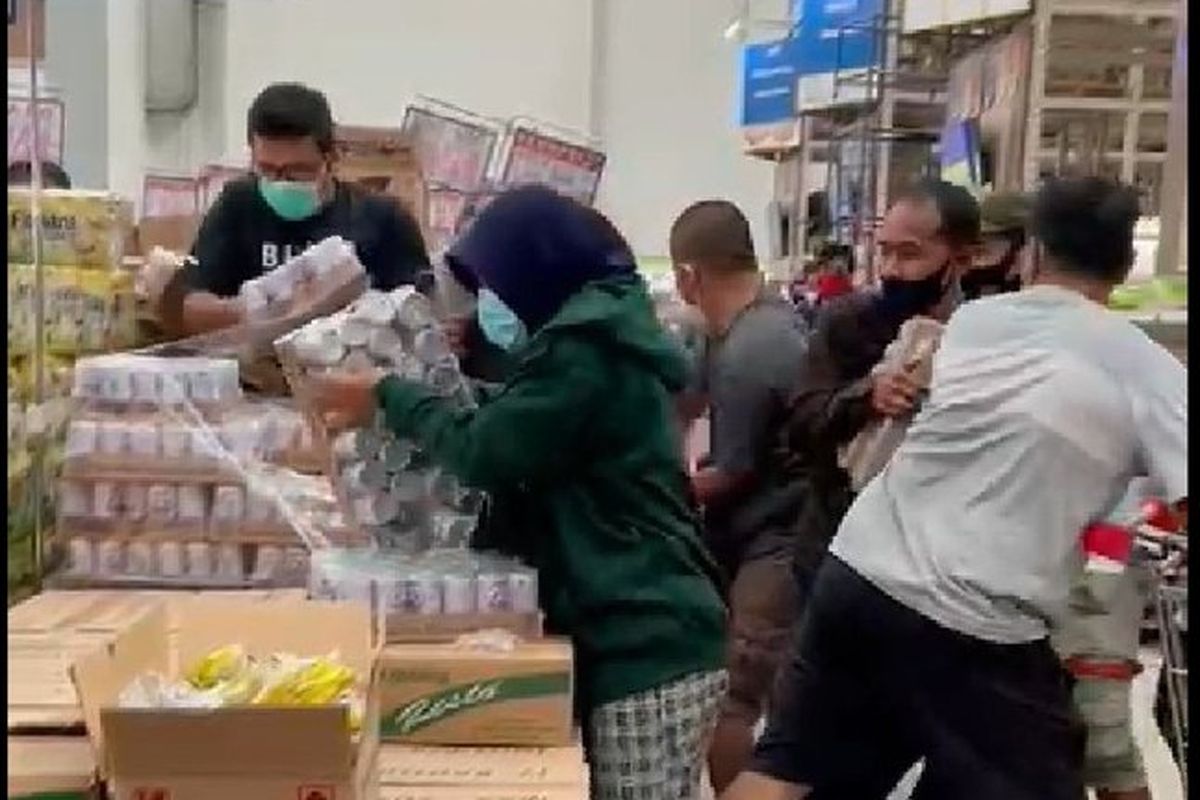 Tangkapan layar video saat sejumlah pembeli berebut tumpukan susu beruang di supermarket. 