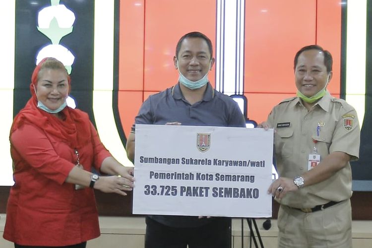 Jajaran Aparatur Sipil Negara dari Pemkot Semarang secara sukarela menyisihkan gajinya untuk disumbangkan menjadi 33.725 paket sembako.