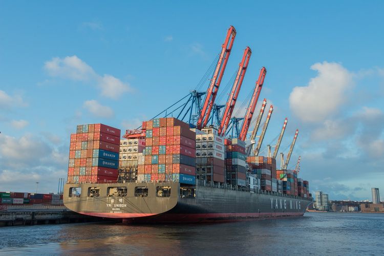 Ilustrasi kapal yang digunakan importir untuk mengangkut barang impor dari suatu negara ke negara lainnya. 