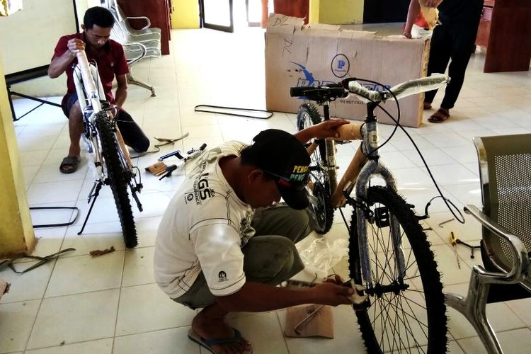 Sepeda yang diberikan gerakan Sedekah Rombongan untuk anak TKI yang harus berjalan puluhan kilometer untuk pergi ke sekolah mereka di SD 005 Lordes. Mereka terpaksa jalan kaki dari mess tempat orangtua mereka bekerja di perkebunan sawit di Negara Malaysia ke sekolah mereka di wilayah perbatasan Kecamatan Sebatik.