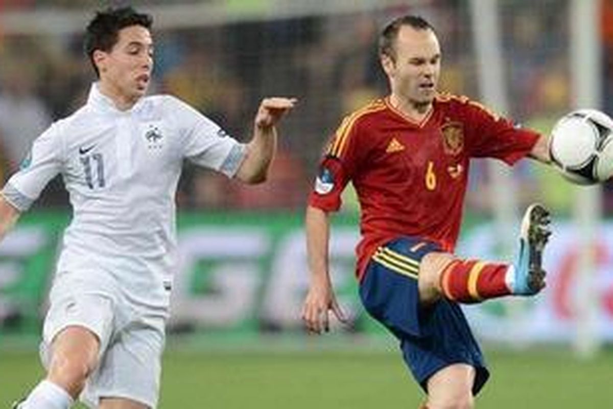 Gelandang Perancis Samir Nasri (kiri) berebut bola melawan gelandang Spanyol Andres Iniesta dalam pertandingan perempat final Euro 2012 di Stadion Donbass Arena, Donetsk (Sabtu (23/6/2012). Perancis kalah 0-2 dan Spanyol berhak menantang Portugal di semifinal. 