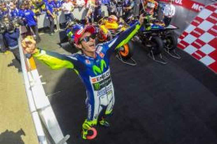 Pebalap Movistar Yamaha asal Italia, Valentino Rossi, merayakan kemenangan setelah finis pertama pada GP Belanda di Sirkuit Assen, Sabtu (27/6/2015).