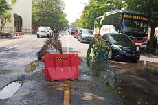 Jalan Berlubang Bikin Pengendara Terjatuh, Warga Tanami Pohon Pisang