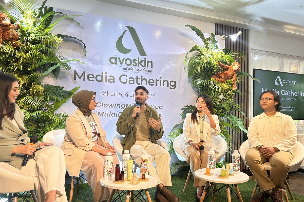 Refal Hady membagikan pengalamannya tentang pentingnya penggunaan skincare dalam Media Gathering Avoskin di Jakarta Selatan, Selasa (4/6/2024).