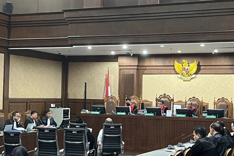 Gubenur nonaktif Papua Lukas Enembe didampingi kuasa hukumnya, Petrus Bala Pattyona dalam sidang pemeriksaan terdakwa di Pengadilan Tindak Pidana Korupsi (Tipikor) pada Pengadilan Negeri (PN) Jakarta Pusat, Senin (4/9/2023. 