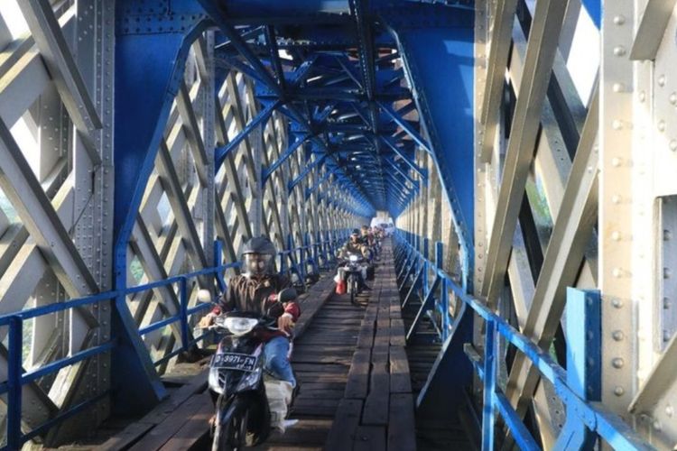 Lorong Jembatan rel Cirahong penghubung Tasikmalaya-Ciamis via Manonjaya ditutup total untuk motor dan pejalan kaki selama 2 bulan karena ada perbaikan berkala jembatan oleh PT KAI, Kamis (3/11/2022).
