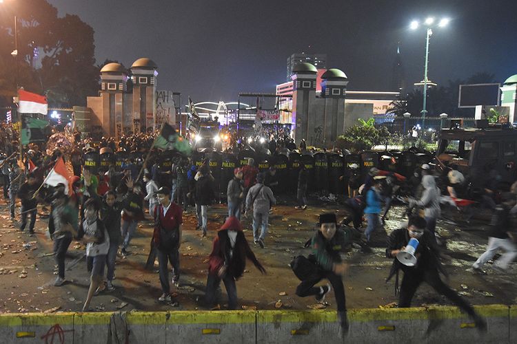 Mahasiswa dari berbagai elemen melakukan unjuk rasa di depan Gedung Parlemen, Senayan, Jakarta, Selasa (24/9/2019). Demo mahasiswa yang berlangsung di depan Gedung DPR sejak tadi pagi berakhir ricuh, suasana tidak kondusif terjadi sejak sore hingga malam hari.