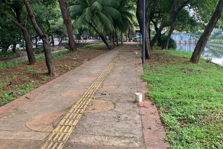 Lampu taman yang terletak di Jalan Inspeksi Kali Sunter RT 04 RW 04 (sebelah Pintu Air 8), Kelapa Gading Barat, Jakarta Utara, hilang dicuri pada 17 Februari 2024 lalu. 