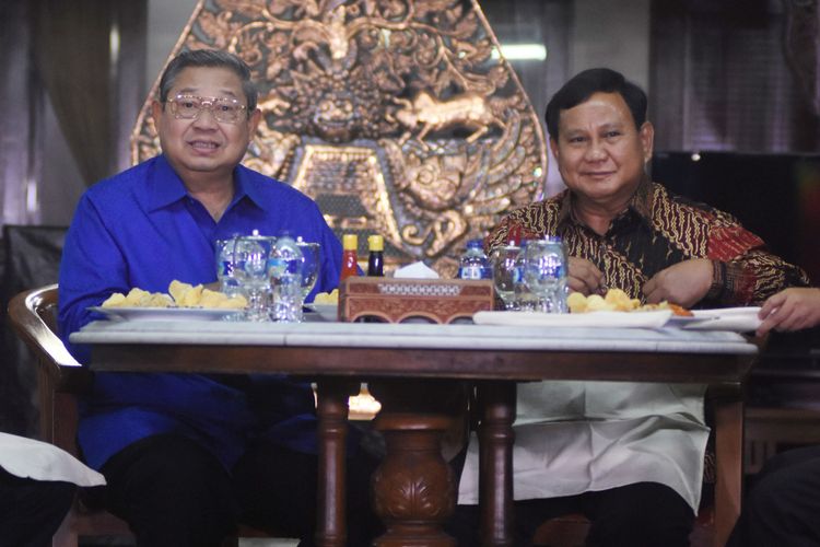 Ketua Umum Partai Demokrat Susilo Bambang Yudhoyono (kiri) berbincang dengan Ketua Umum Partai Gerindra Prabowo Subianto (kanan) sebelum mengadakan pertemuan tertutup di Puri Cikeas, Bogor, Jawa Barat, Kamis (27/7/2017).