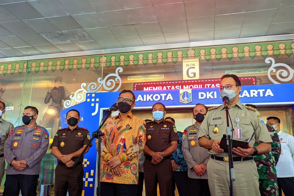 Menko Polhukam Mahfud MD (baju batik berkacamata) bersama Gubernur DKI Jakarta Anies Baswedan (kanan baju cokelat) jumpa pers di Blok G Balai Kota DKI Jakarta, Selasa (16/11/2021).