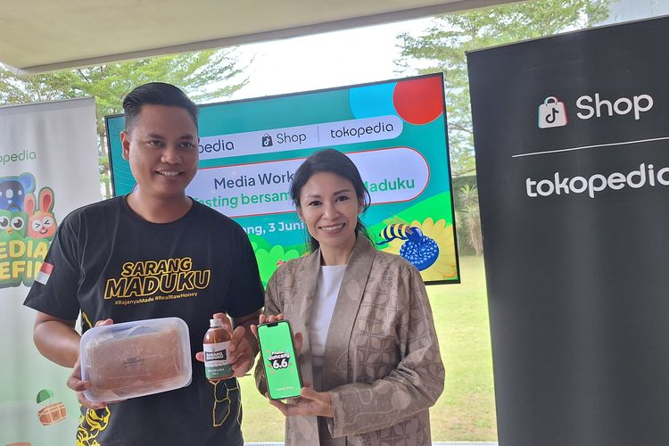 Andoni Pridatama owner Sarang Maduku berpose bersama E-Commerce Communications Director ShopTokopedia Nuraini Razak 