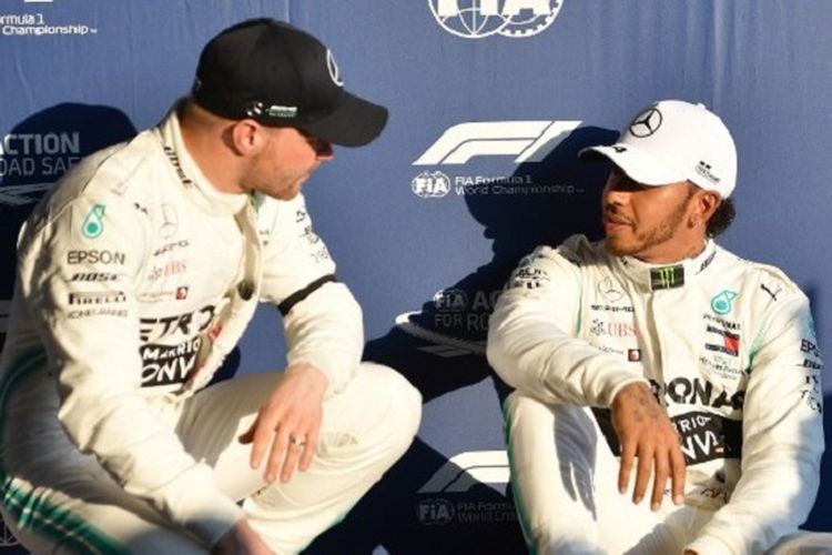 Dua pebalap Mercedes, Valtteri Bottas dan Lewis Hamilton, berbincang seusai sesi kualifikasi GP Australia di Sirkuit Albert Park, 16 Maret 2019. 