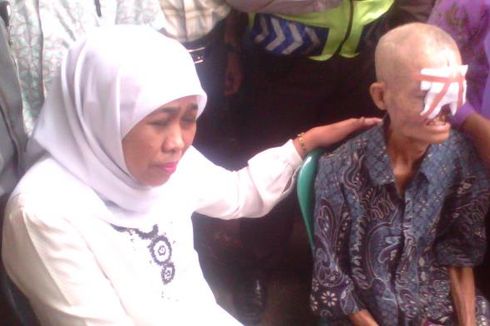 Ini yang Dijanjikan Mensos Khofifah Saat Mengunjungi Gubuk Reyot Mbah Karep