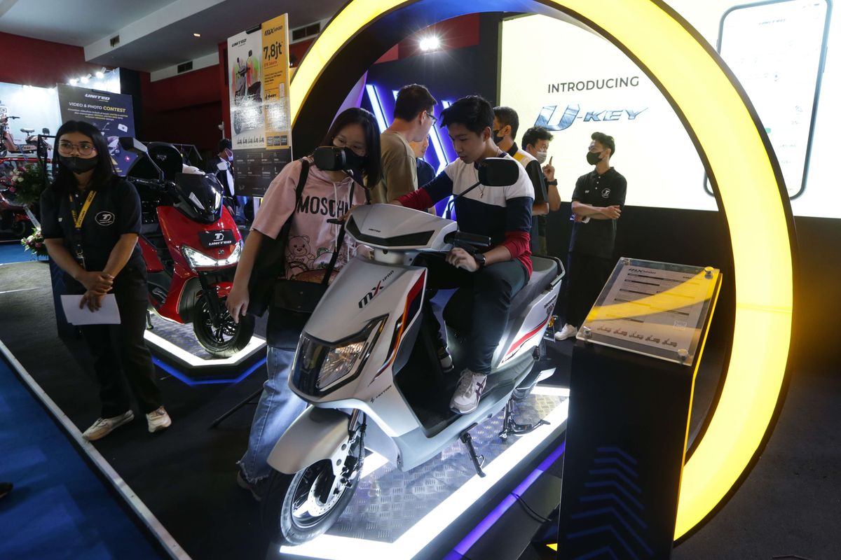 Pengujung menyaksikan motor listrik United MX-1200 di Indonesia International Motor Show (IIMS) 2023 di JIExpo, Kemayoran, Jakarta Pusat, Minggu (19/2/2023). United MX-1200 ditenagai motor listrik 72V dengan top power 2200W, dengan baterai jenis Graphene berkapasitas 72V21,8 Ah.