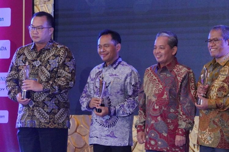 (dari kiri) Rektor IPB Prof Dr Arif Satria SP MSi, Rektor Unikom Dr Ir Eddy Soeryanto Soegoto MT, Chief Editor Men?s Obsession Sahrudi Rais, Dekan FDKBD ITS Imam Baihaqi ST MSc PhD, dan Rektor UT Prof Ojat Darojat MBus PhD usai penyerahan penghargaan di Obsession Awards 2023