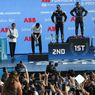 Jokowi dan Anies Serahkan Piala kepada Pemenang Formula E Jakarta