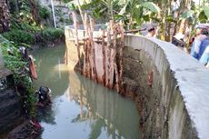 Sebelum Jebol, Tanggul di Jatipadang Merembes