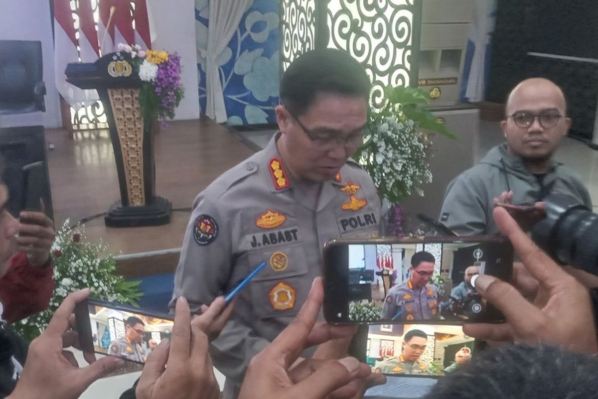 Kabidhumas Polda Jabar Kombes Jules Abraham Abast tengah menjelaskan rilis akhir tahun di Mapolda Jabar, Senin (30/12/2024)