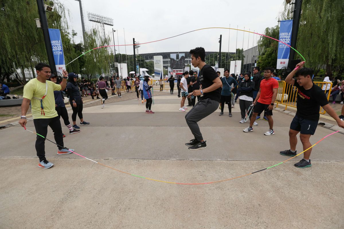 Pengunjung menjajal mini fun sport di arena festival olahraga UNIQLO FITFEST 2022, di Plaza Barat, Gelora Bung Karno Senayan, Jakarta, Minggu (26/6/2022). Festival selama dua hari ini berbagai dimeriahkan berbagai kegiatan seperti kelas olahraga dan mini fun sports.