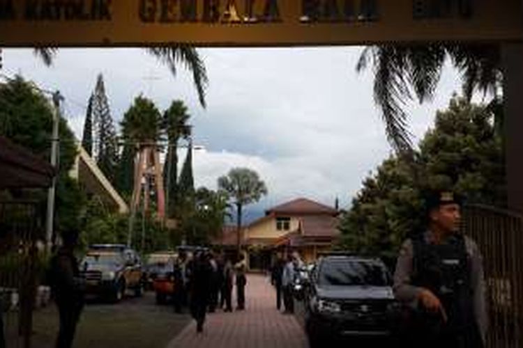 Sejumlah satuan brimob saat melakukan pengamanan di depan Gereja Katolik Paroki Gembala Baik Kota Batu, Sabtu (14/1/2017)