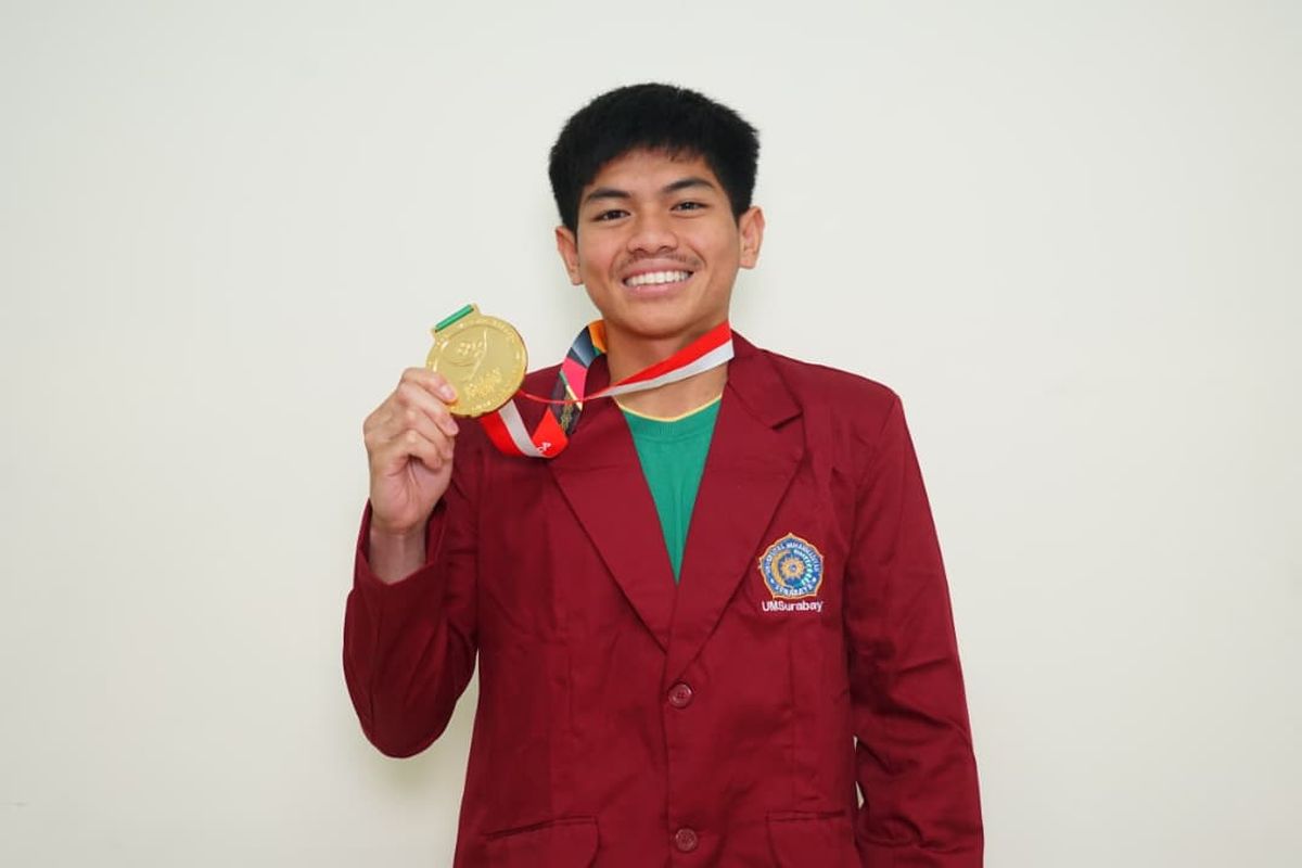 Salah satu mahasiswa Universitas Muhammadiyah Surabaya Putra Tri Ramadani berhasil menorehkan sejarah yang belum pernah dicapai atlet Indonesia sebelumnya. Ia sukses meraih medali emas nomor lead pada World Climbing Series 2026 yang berlangsung di Praha, Ceko, Senin (8/6/2026) dini hari WIB.