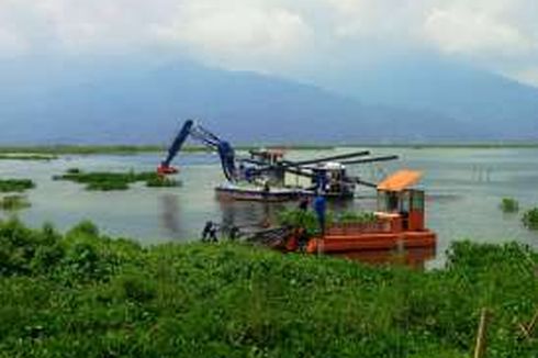 Tiga Kapal Aquatic Bersihkan Enceng Gondok di Danau Rawapening