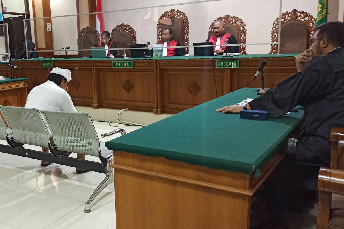 I Ketut Riana (54), Bendesa Adat atau Kepala Adat Berawa, Desa Tibubeneng, Kecamatan Kuta Utara, Kabupaten Badung, Bali, tertunduk lesu saat duduk di kursi terdakwa atas kasus pemerasan investor di Pengadilan Tipikor Denpasar, pada Kamis (5/9/2024).  