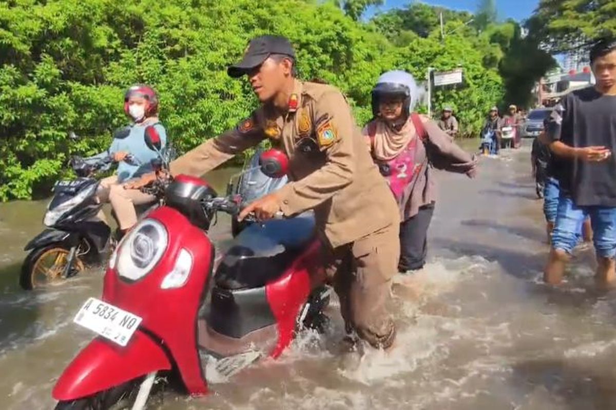 Terobos Banjir di Kembangan Selatan, Sejumlah Motor Warga Mogok