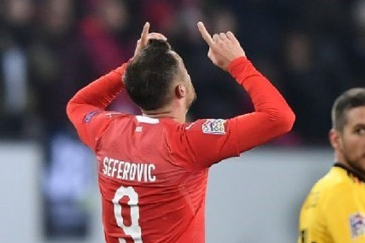 Haris Seferovic merayakan golnya pada laga Swiss vs Belgia di Swissporarena pada pertandingan UEFA Nations League, 18 November 2018. 