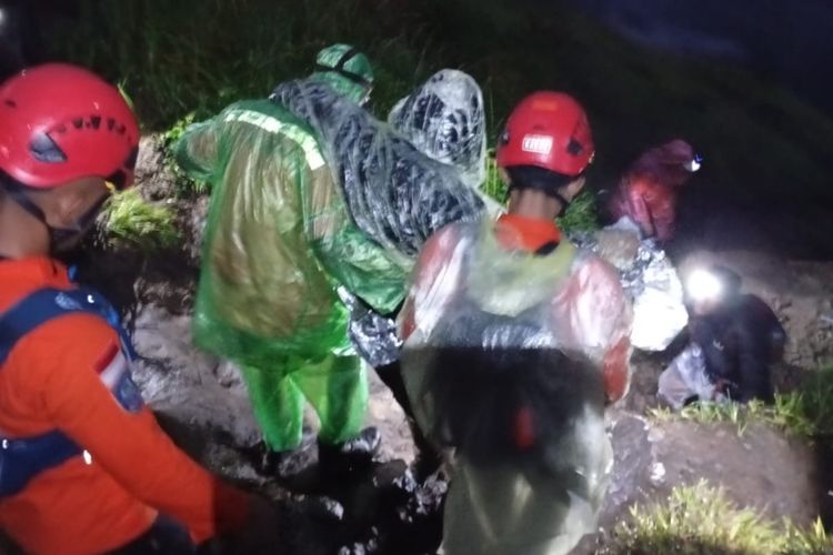 Tergelincir di Sindoro, Pendaki Asal Riau Dievakuasi Selama 5,5 Jam