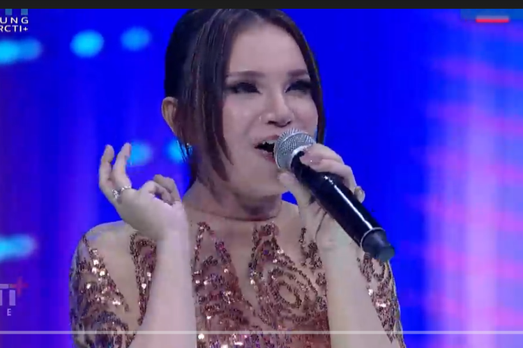 Penyanyi Rossa yang menjadi juri Indonesian Idol 2023 menangis menonton penampilan duet Lyodra, dengan dua kontestan Indonesian Idol Salma dan Nabila pada malam Grand Final, Senin (15/5/2023).