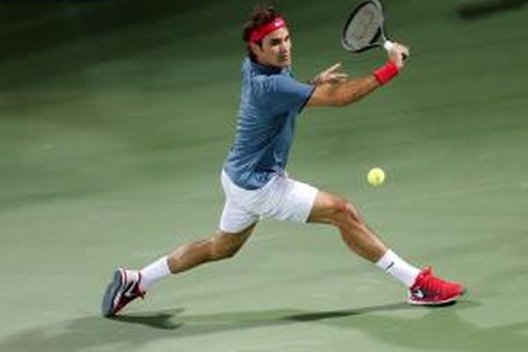 Petenis Swiss Roger Federer mengembalikan bola ke arah petenis Serbia Novak Djokovic pada semifinal Dubai Duty Free Tennis Championships di Dubai, Jumat (28/2/2014). 