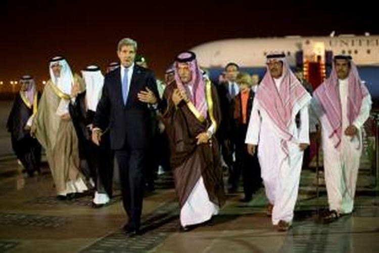 Menteri Luar Negeri AS John Kerry disambut Menlu Arab Saudi Pangeran Saud Al-Faisal bin Abdulaziz al-Saud saat tiba di Riyadh, Minggu (3/11/2013) malam. Kerry berada di Arab Saudi untuk melakukan pembicaraan tentang kondisi politik kawasan sekaligus memperbaiki hubungan AS-Arab Saudi yang memburuk belakangan ini.
