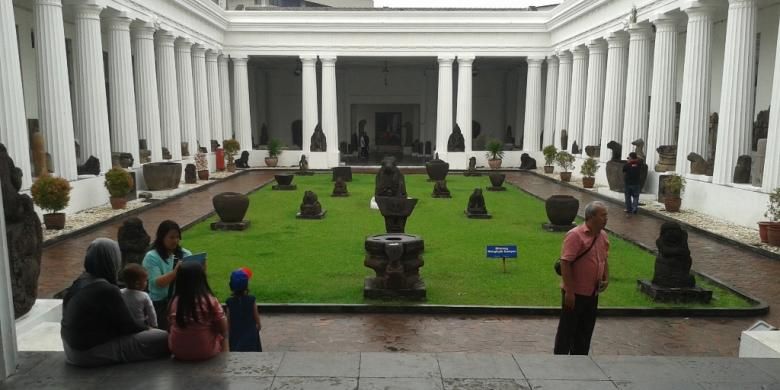Turis domestik di Museum Nasional, Jakarta.