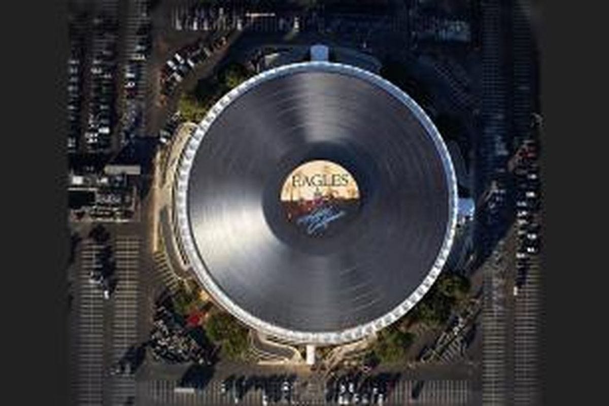 Vinil itu dibuat di rooftop atau atap gedung konser The Forum, California, dan dibuat bisa berputar selama 17 mil per jam.