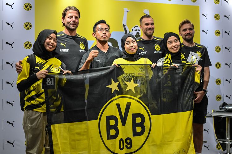 Marcel Schmelzer, Kevin Großkreutz, dan Roman Weidenfeller menyempatkan waktu meet and greet bersama para fans Dortmund di Puma Store Paskal Hyper Square Bandung, Minggu (10/9/2023).