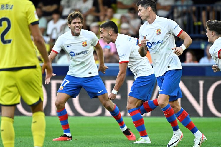 Penyerang Barcelona, Ferran Torres (tengah), melakukan selebrasi setelah mencetak gol ketiga timnya ke gawang Villarreal dalam pekan ketiga LaLiga Spanyol di La Ceramica stadium di Vila-real, Minggu (27/8/2023).