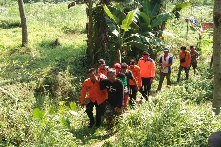 BPBD Kota Magelang dan tim lain sedang mengevakuasi WR, bocah yang terseret arus Kali Progo di Kota Magelang, dan ditemukan tewas, Senin (17/6/2024).