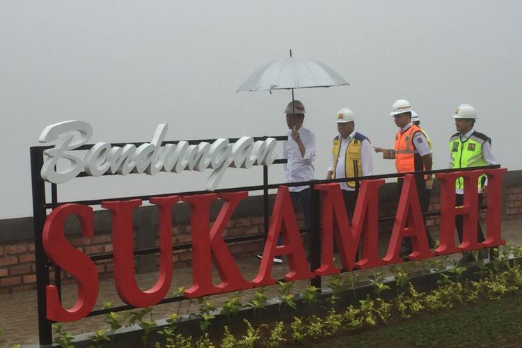 Presiden Joko Widodo, Rabu (26/12/2018) pagi, meninjau proyek bendungan Sukamahi dan Ciawi di Bogor, Jawa Barat. 