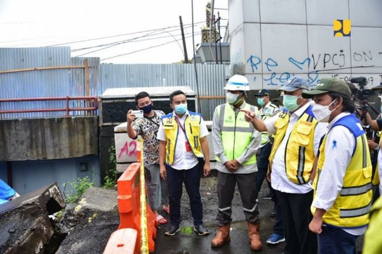 Menteri Pekerjaan Umum dan Perumahan Rakyat (PUPR) Basuki Hadimuljono meninjau secara langsung penanganan Jembatan Rembun II A yang mengalami kerusakan di Kabupaten Pekalongan, Provinsi Jawa Tengah, Minggu (7/2/2021). 