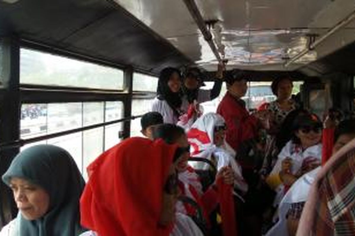 Sejumlah perempuan relawan dari kelompok Projo yang sebelumnya telah berkumpul di Bundaran Semanggi memilih naik kopaja untuk menuju Bundaran HI, Senin (20/10/2014).