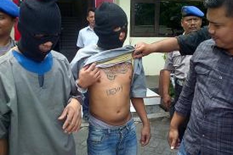 Salah satu kawanan pencuri spesiais toko dan kios sembako, Agung Susilo bin Tugimin (30), warga Karangroto, Kecamatan Genuk, Kota Semarang menunjukkan tato diperutnya bertuliskan 