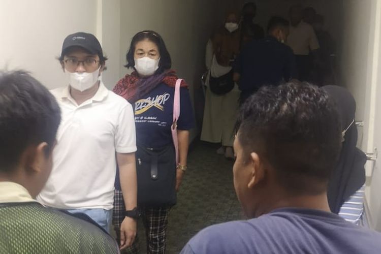 Suasana pasien dievakuasi dari RS Harapan Bunda, Rambutan, Ciracas, Jakarta Timur, karena ruang server di lantai empat mengeluarkan kepulan asap, Kamis (7/3/2024) malam.