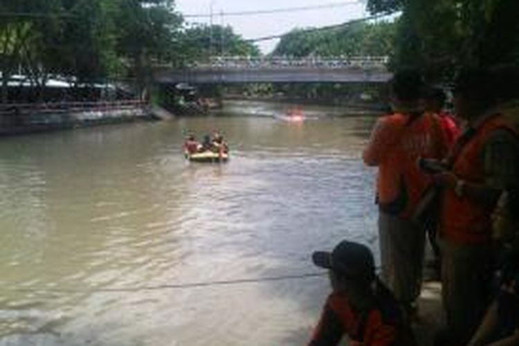 Pencarian korban tenggelam di sungai Kalimas Surabaya.