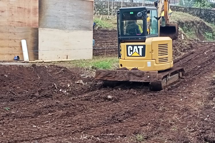 Puluhan pekerja lepas mulai memperbaiki lahan keluarga Istri Gubernur Jawa Barat di Desa Cimaung, Kecamatan Cimaung, Kabupaten Bandung, Jawa Barat yang rencananya akan dijadikan tempat peristirahatan putra sulungnya Eril.