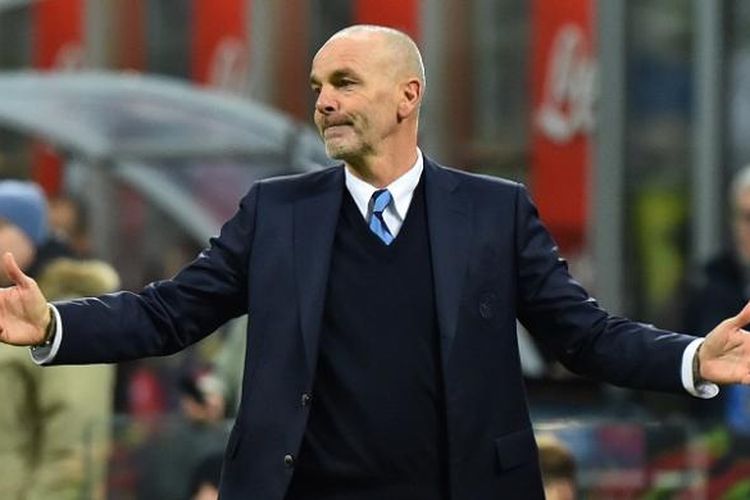 Pelatih Inter Milan, Stefano Pioli, saat mendampingi timnya dalam laga Serie A kontra Chievo Verona, 14 Januari 2017.