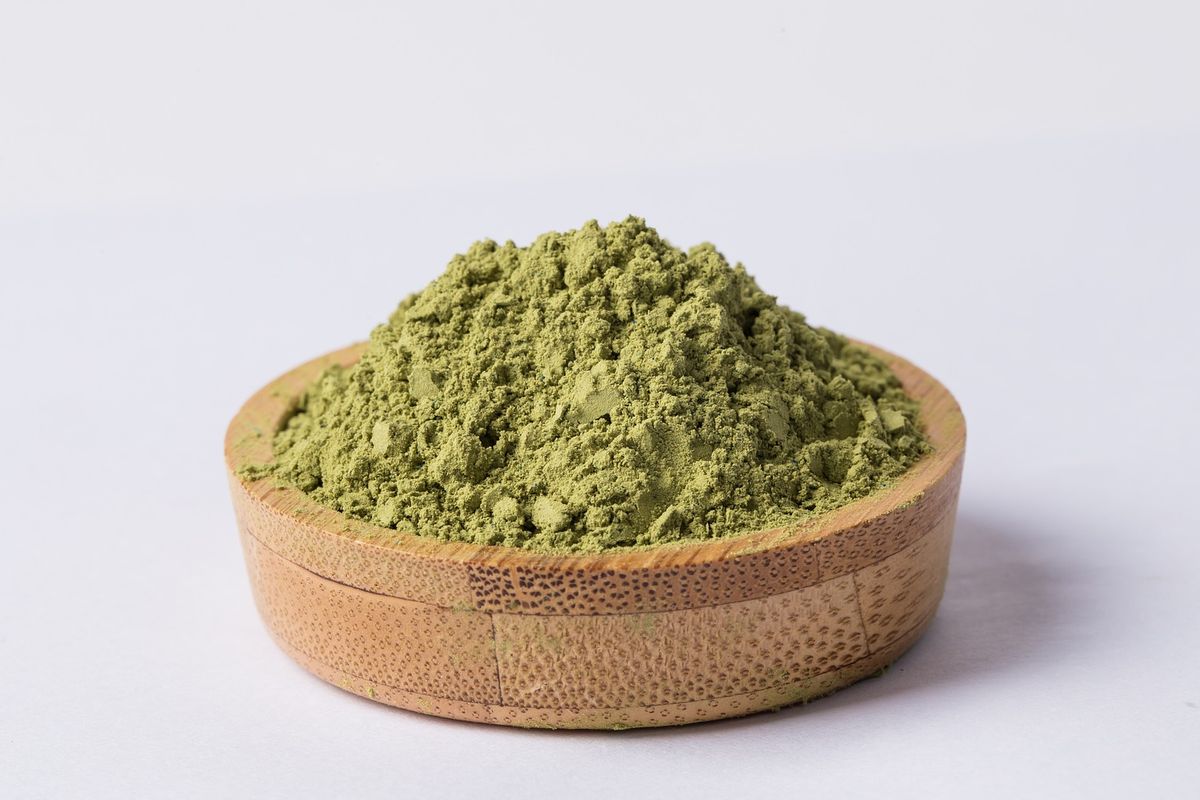 Ketika mengonsumsi matcha, kita menelan semua bagian daunnya. Itulah mengapa matcha disebut lebih baik karena mengandung lebih tinggi kafein dan antioksidan.