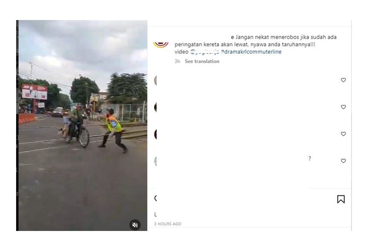 Viral video pedagang keliling nyaris tertabrak kereta api di Bandung